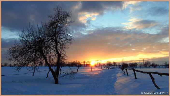 Zimní západ slunce focený od cyklostezky Varhany