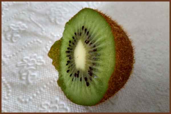 Kiwi můžeme jíst syrové nebo tepelně upravené. Mnoho lidí si kiwi před konzumací loupe, ale není to nutné. Kiwi lze jíst i jako jablko, stačí jej před konzumací jen umýt. Nejlepší způsob, jak jíst kiwi, pokud je nechceme jíst se slupkou, je rozpůlit je a lžičkou vydlabat měkkou dužinu. Také můžeme kiwi omýt, oloupat a sníst. Dá se použít pokud možno nerezová škrabka na brambory nebo obyčejný loupací nůž. Stejně jako u jiného ovoce se ale i zde loupáním ztrácí mnoho ve výživě významných látek.