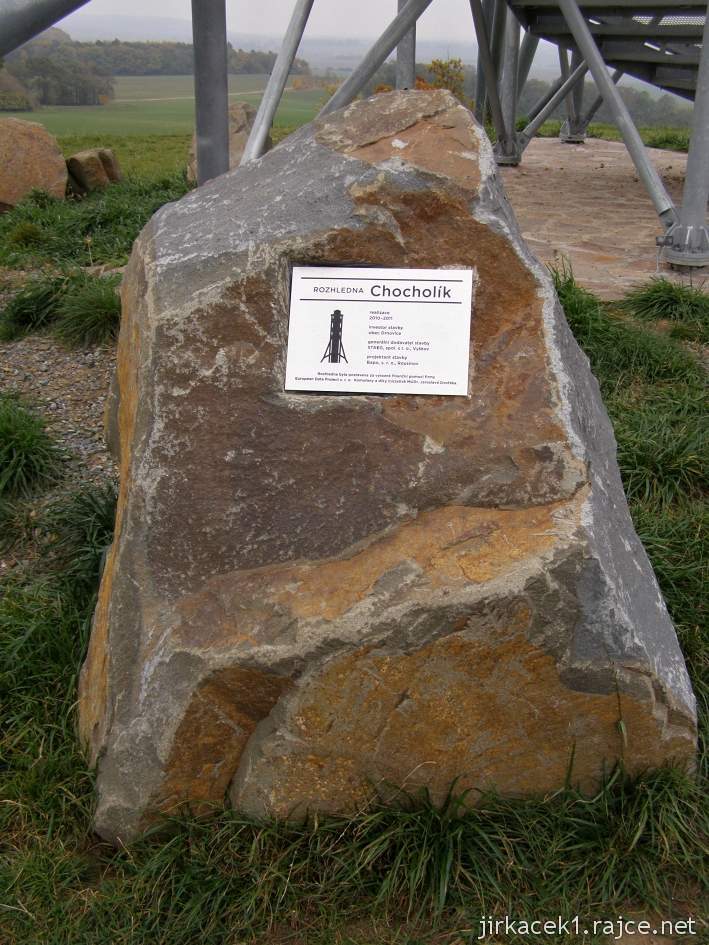 Drnovice - rozhledna Chocholík - pamětní kámen pod rozhlednou