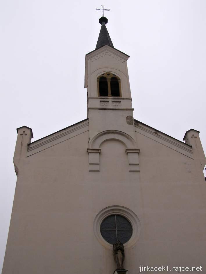 Kyjov - kaple sv. Josefa Kasalanského - průčelí v horní části