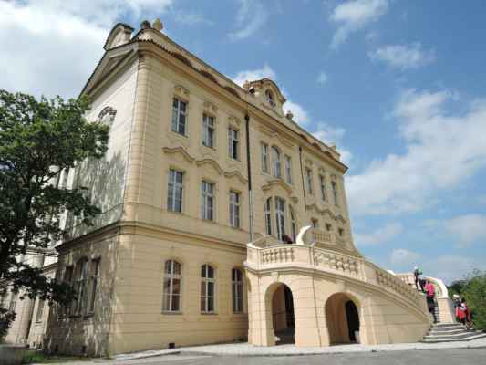 Dvoupatrový novobarokní zámeček z let 1906 - 1907 (J. Kříženecký) sloužil původně jako ústav pro mravně narušenou mládež. Od roku 1941 je součástí nemocnice Bulovka.