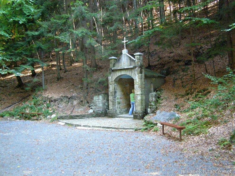 Loučka - studánka Chladná studna - kaple s lavičkou