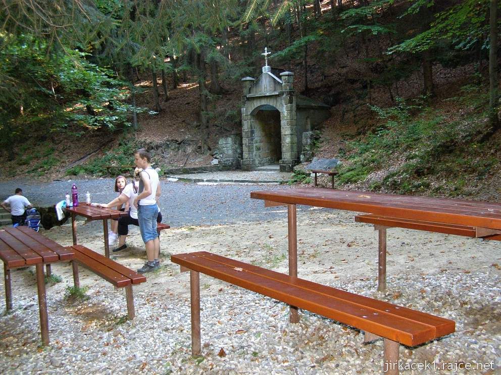 Loučka - studánka Chladná studna - lavičky nedaleko kaple
