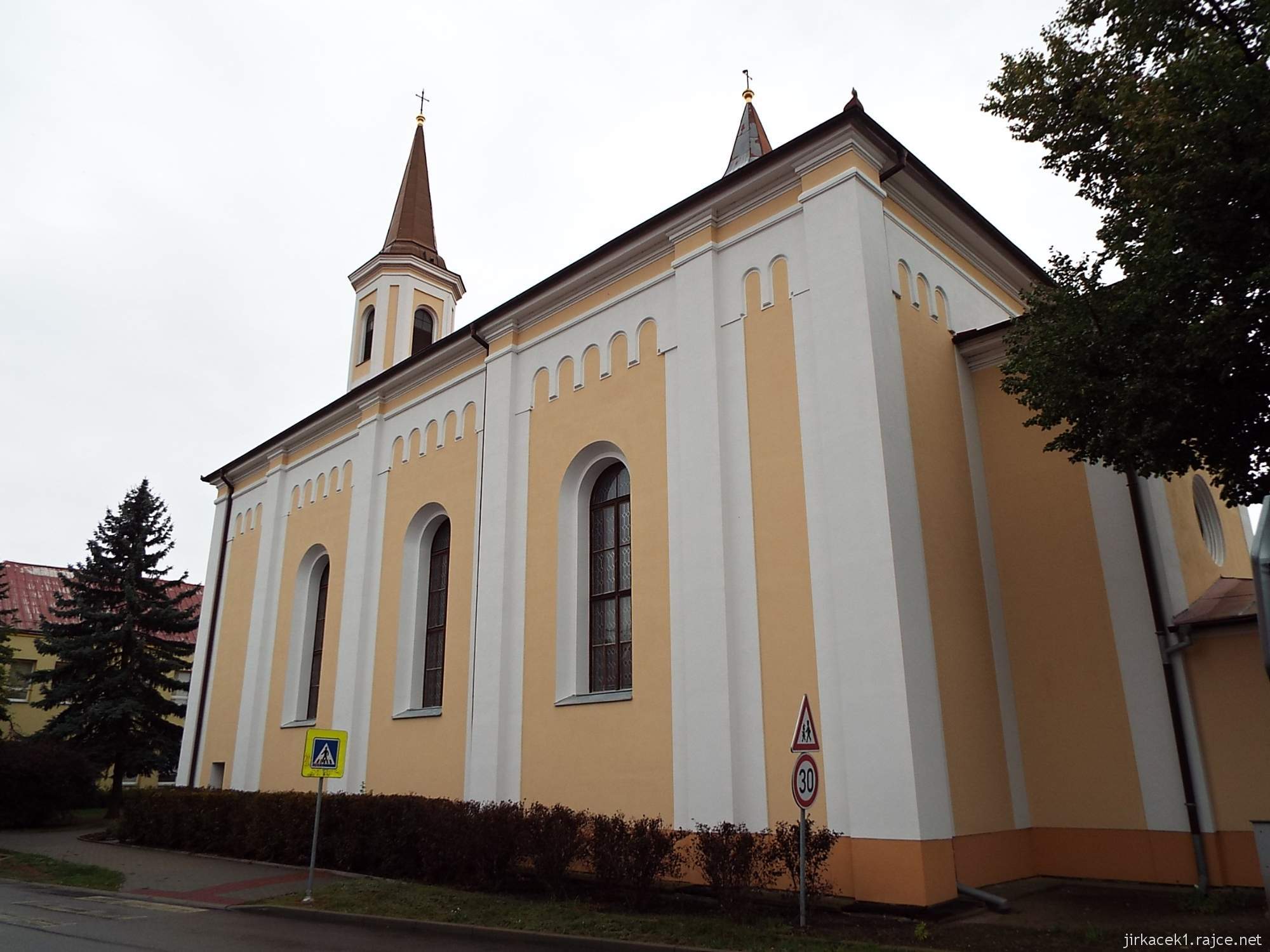 Vranovice - kostel Navštívení Panny Marie - boční pohled