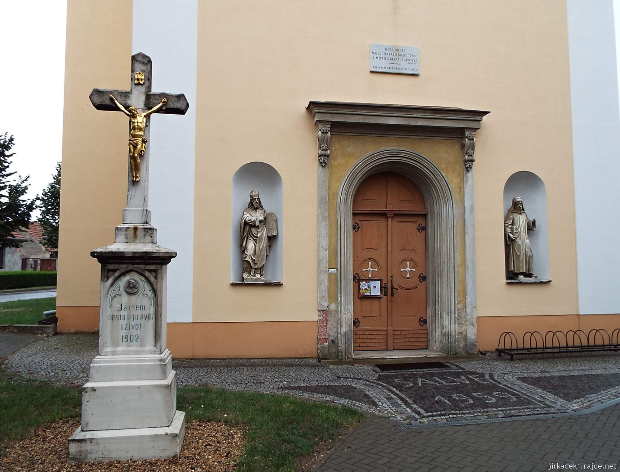 Vranovice - kostel Navštívení Panny Marie - kříž s Kristem, vchod a sochy svatých