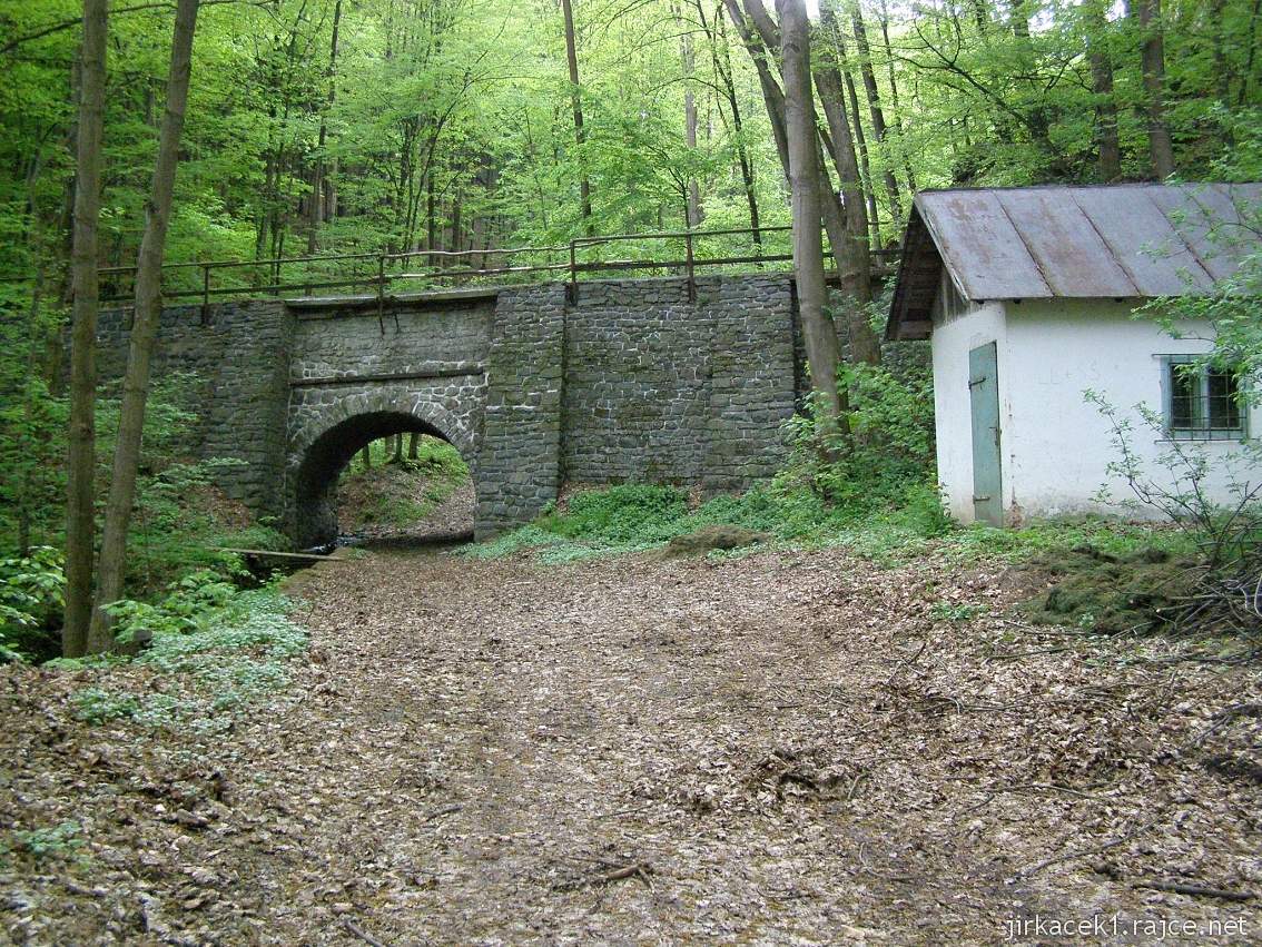 Weisshuhnův kanál 21 - jeden ze dvou akvaduktů