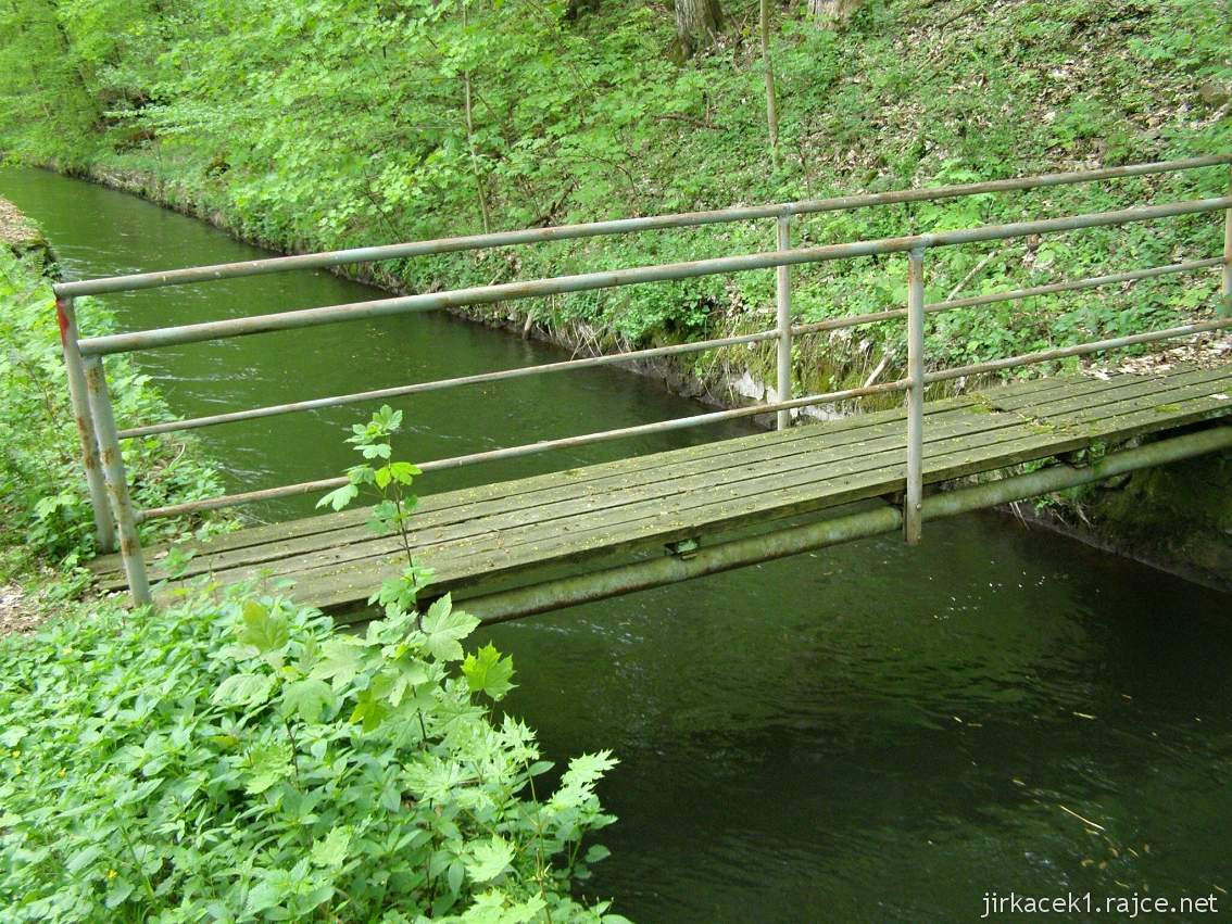 Weisshuhnův kanál 28 - mostek vedoucí nikam