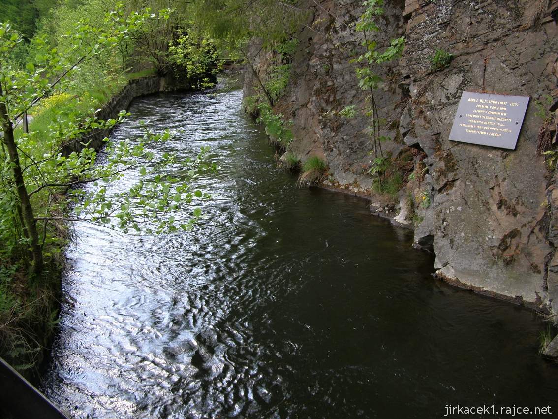 Weisshuhnův kanál 38 - pamětní deska na skále u mostku na červené trase