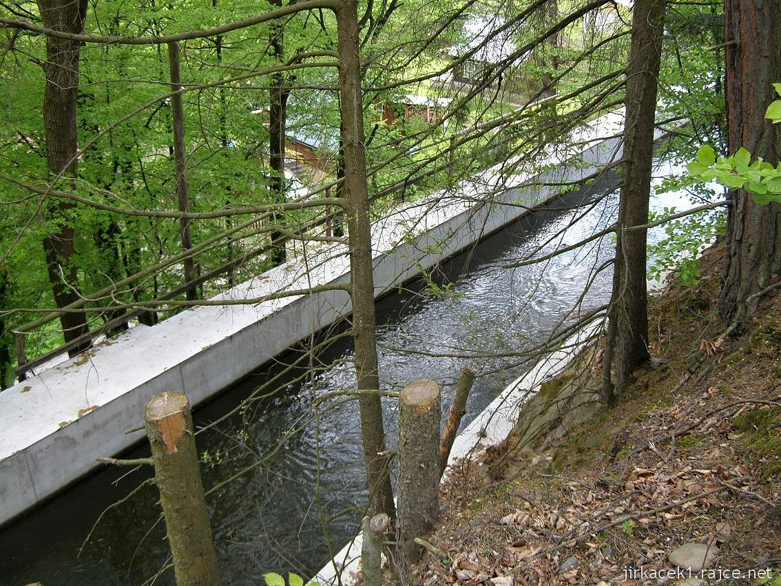 Weisshuhnův kanál 44 - kanál u mostku - dole chaty