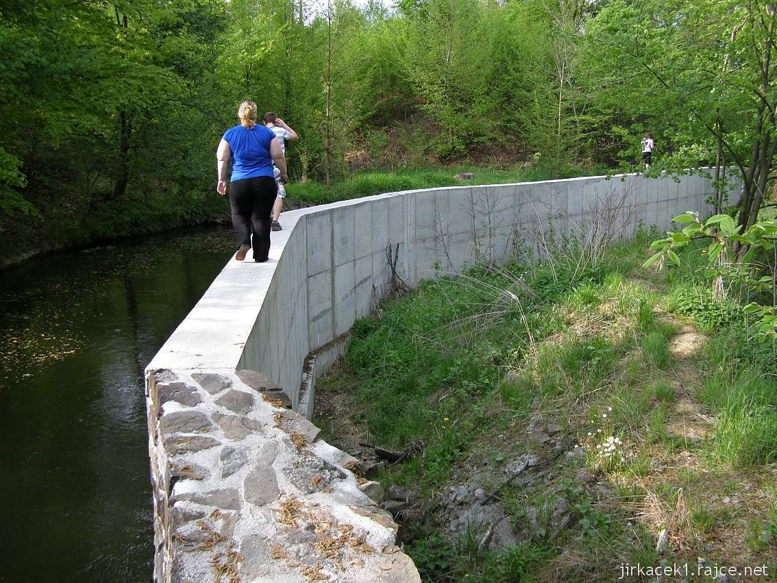 Weisshuhnův kanál 68 - nová betonová zeď v závěru trasy
