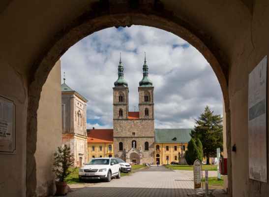 Klášter Teplá. Klášter založil roku 1193 velmož Hroznata a povolal do něj premontstráty z pražského Strahova. V průběhu následujících staletí zažil chvíle rozkvětu i útlumu. Jeho současná podoba je výsledkem pozdně barokní přestavby pod vedením K. I. Dienzenhofera na přelomu 17. a 18. století.