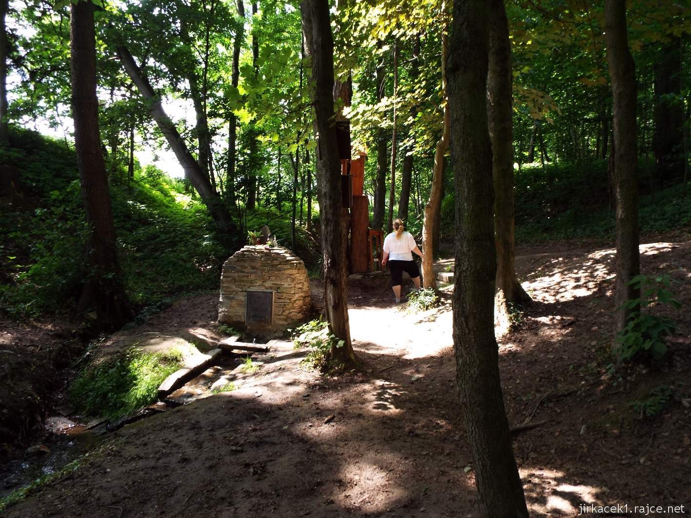 Cholina - studánka Svatá voda - pramen a svaté obrázky