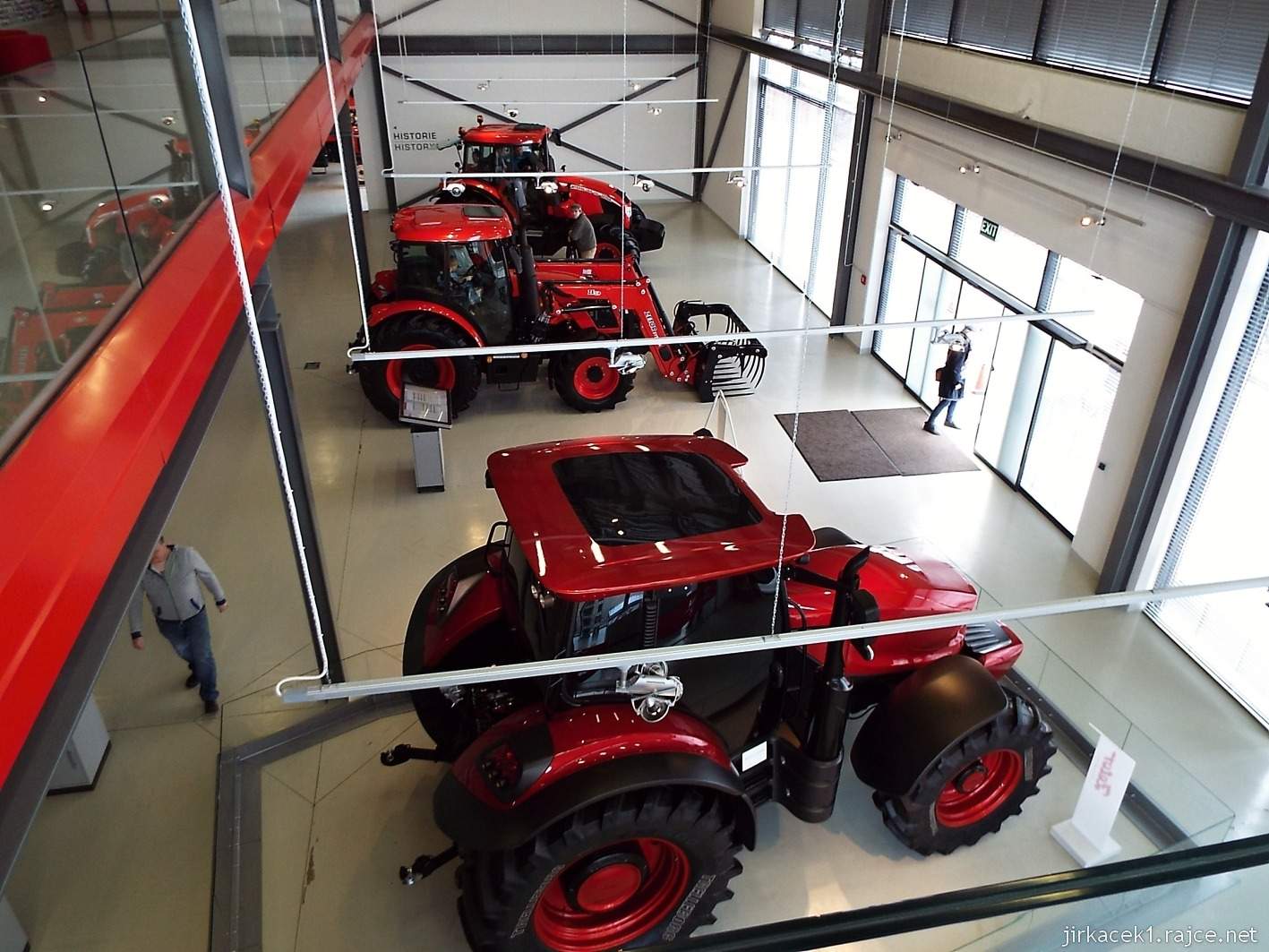A - Brno - Zetor Gallery 08 - celkový pohled na expozici moderních traktorů