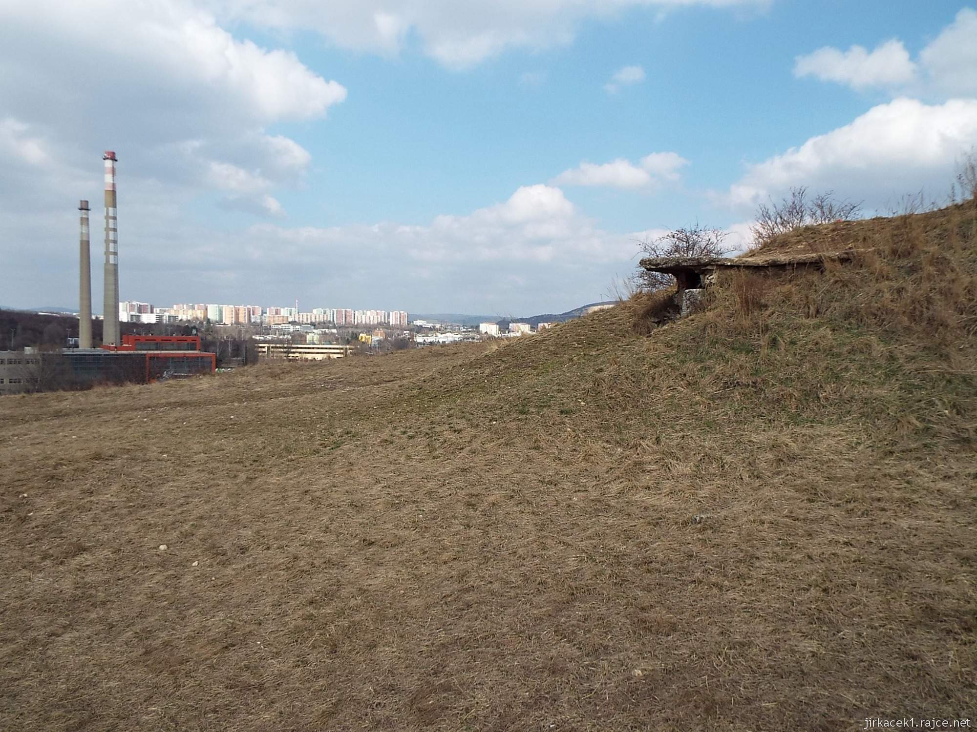 B - Brno - Stránská skála 07 - cesta z parkoviště na vrchol - výhled a vchod do štoly