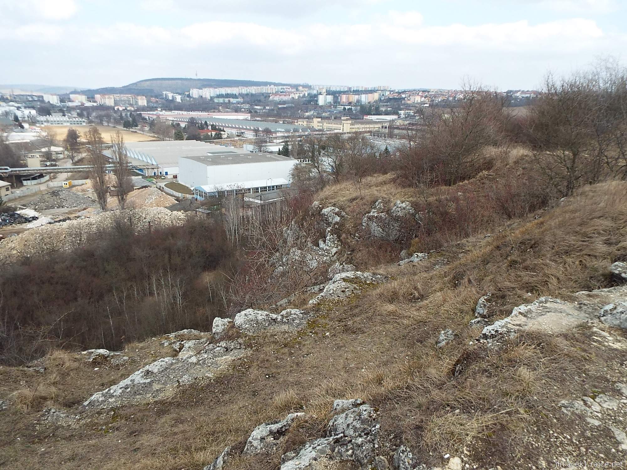 B - Brno - Stránská skála 10 - cesta z parkoviště na vrchol - výhled na na Zetor