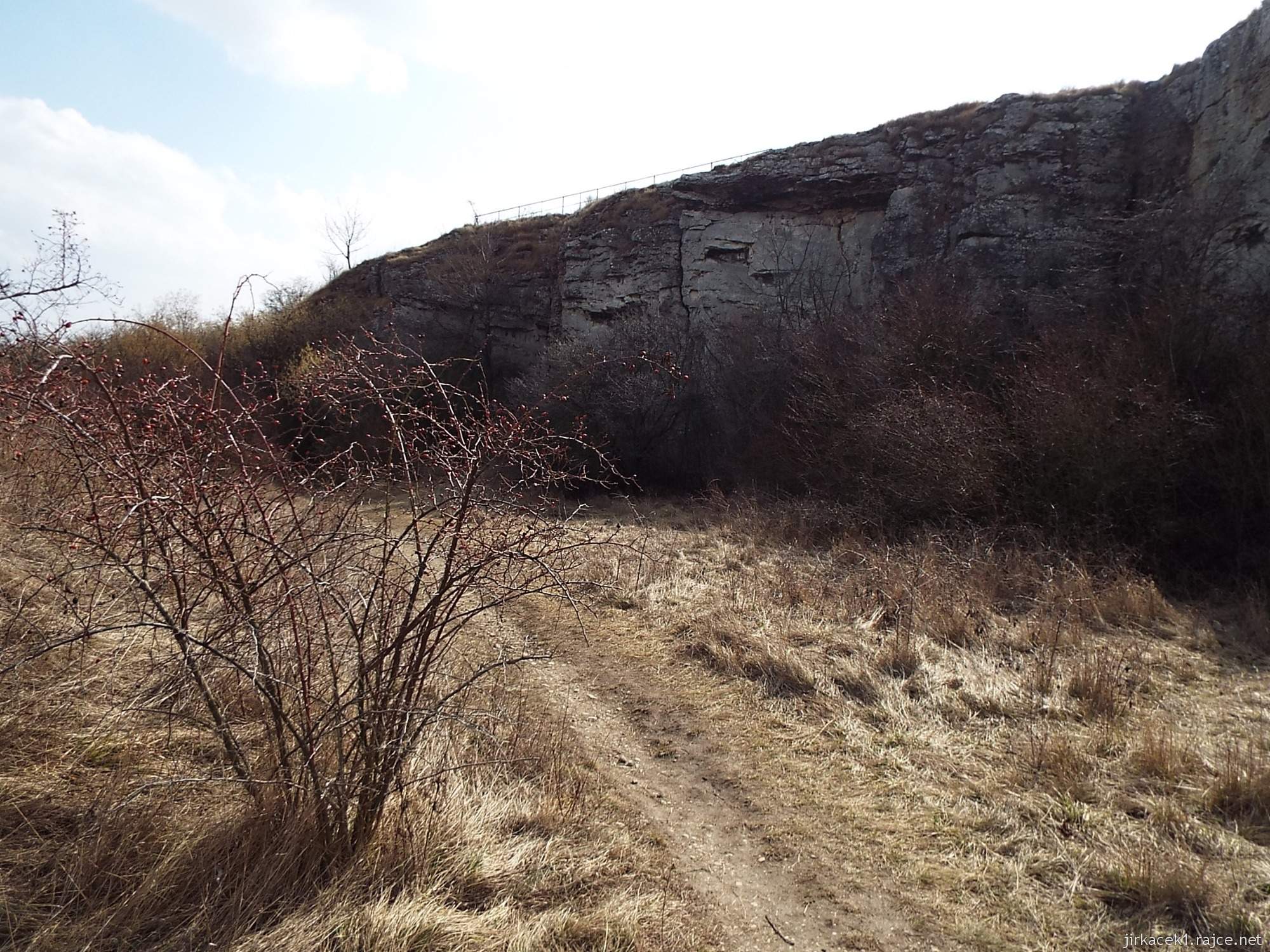 B - Brno - Stránská skála 42 - cesta po žluté - skály a šípek