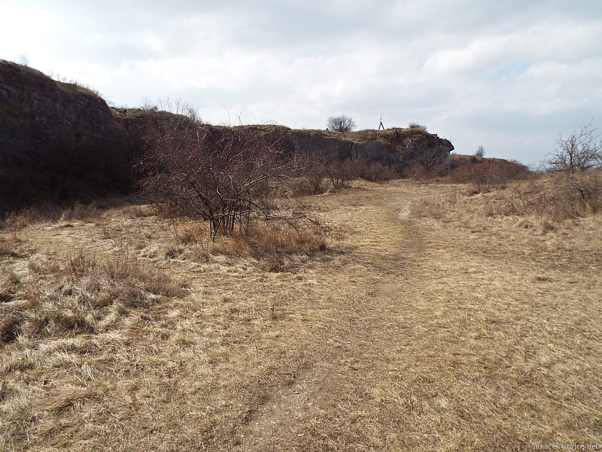 B - Brno - Stránská skála 46 - cesta po žluté - skály a cesta pod nimi