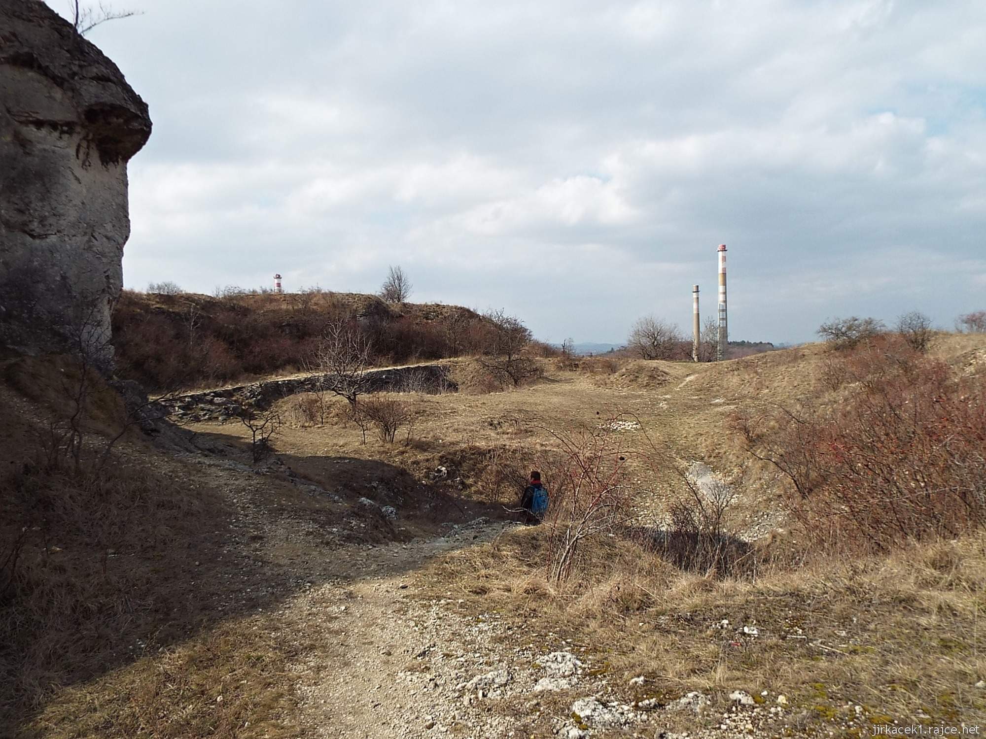 B - Brno - Stránská skála 50 - cesta po žluté - skály a cesta pod nimi