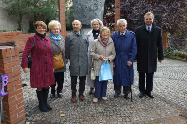 Jitka Titzlová s kolegy z Klubu Milady Horákové a s manželi Kánskými - foto: Lubomír Vlk