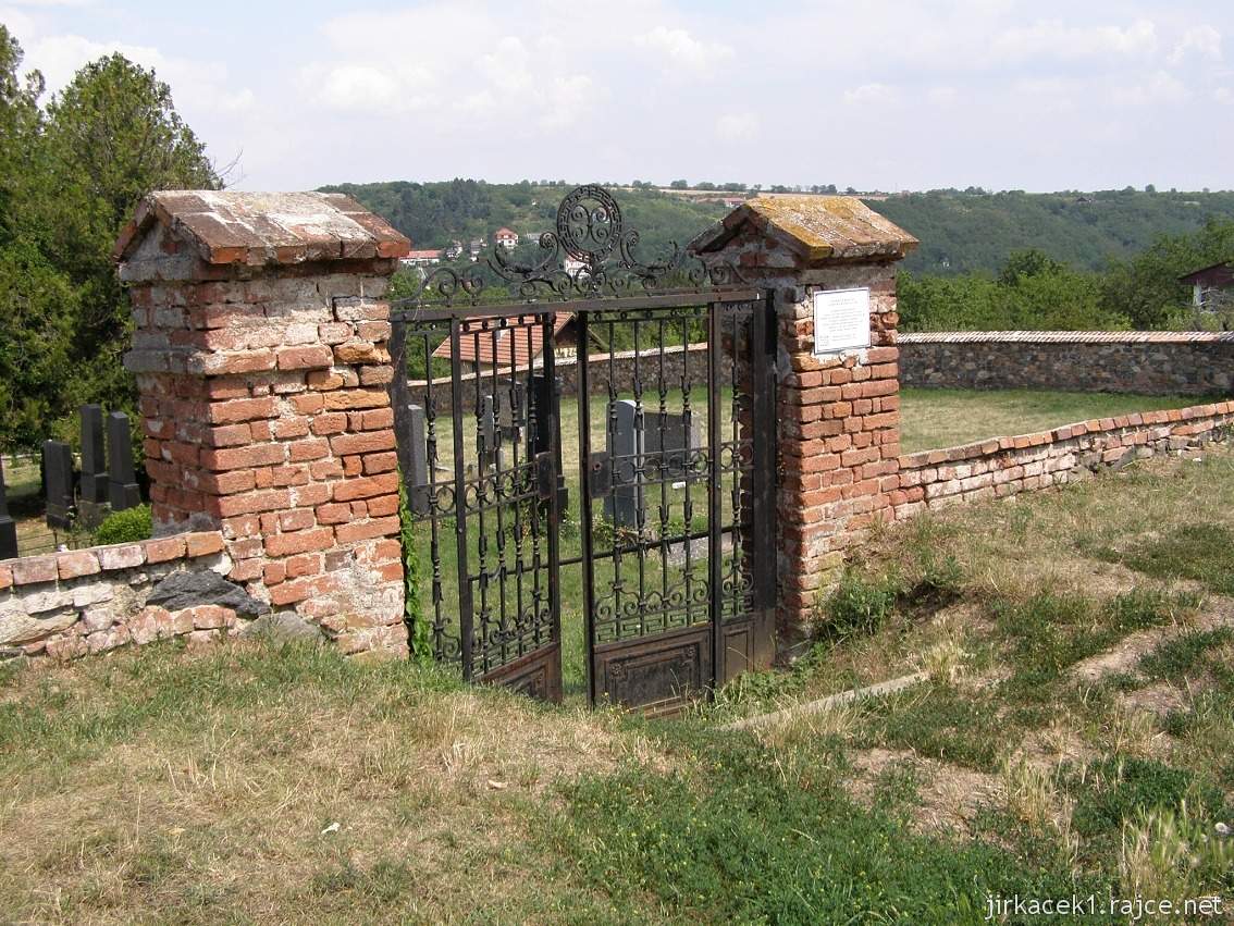 Dolní Kounice - židovský hřbitov 02 - brána na hřbitov