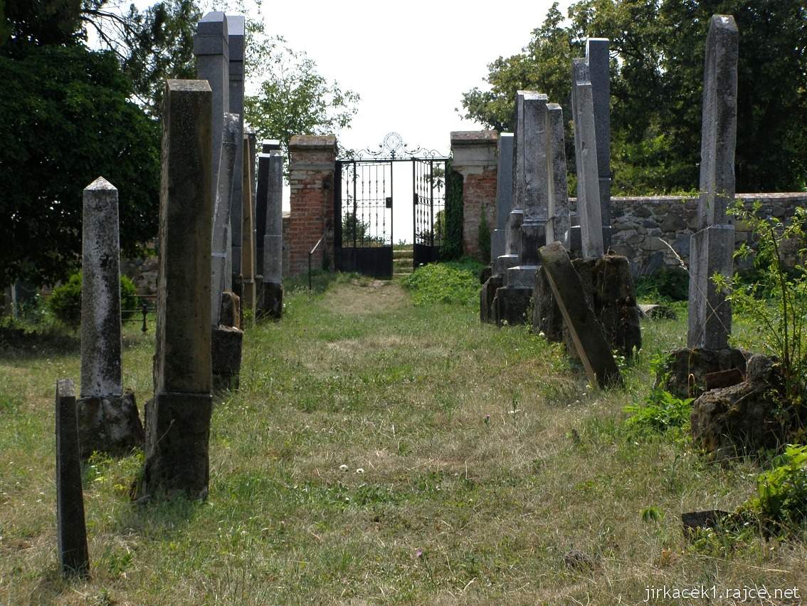 Dolní Kounice - židovský hřbitov 28 - horní část hřbitova a brána