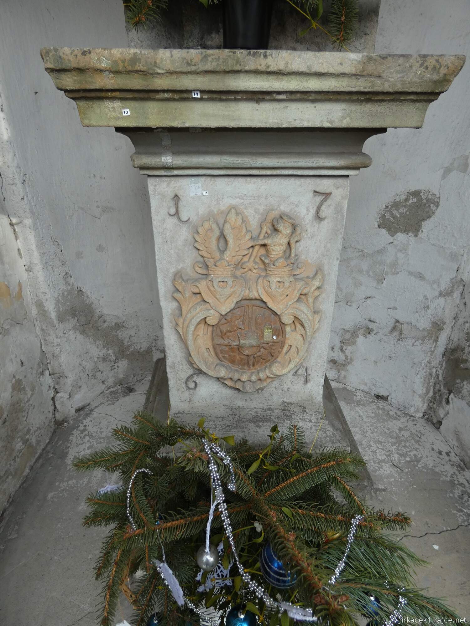 Choryně - kaple Panny Marie - sokl se znakem majitelů panství Kaltschmiedů z Eisenberka