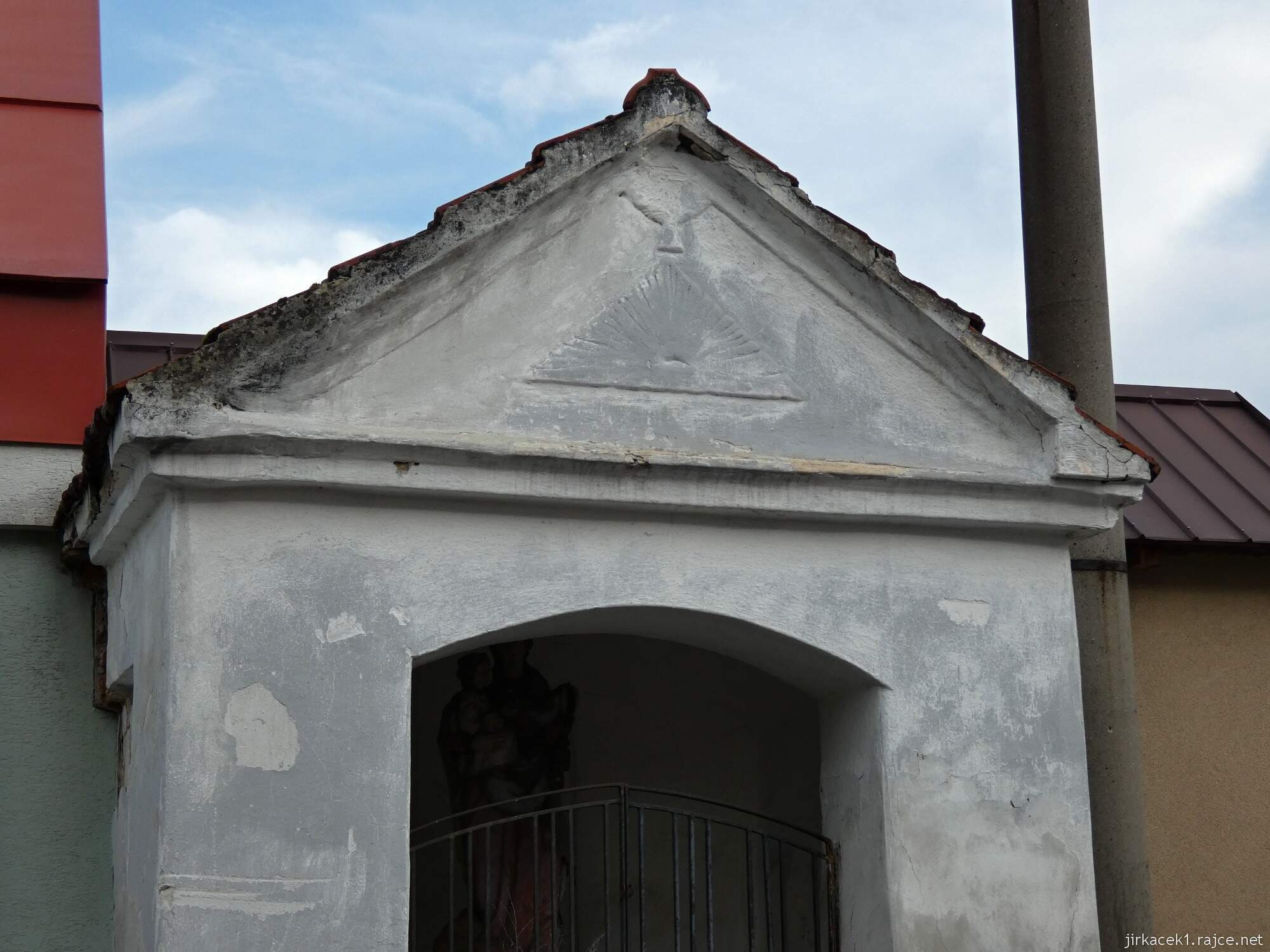 Choryně - kaple Panny Marie - trojúhelníkový štít s reliéfem Božího oka