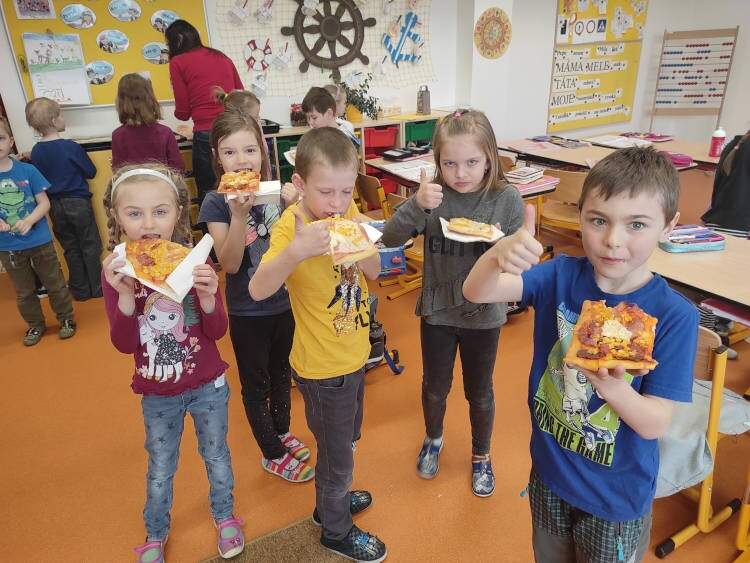 Pečení pizzy v 1. třídě