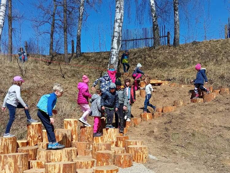 Co se děje na stráni za školou