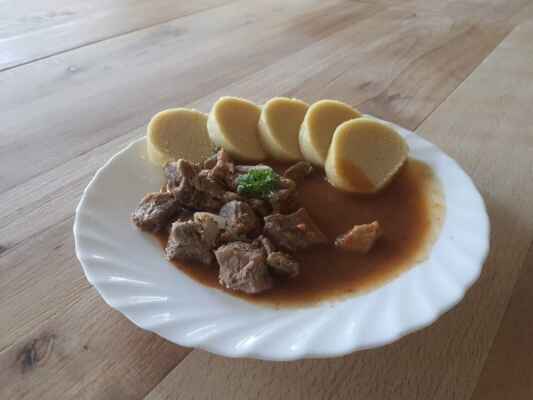 Pečené vepřové maso, šípková omáčka, bramborový knedlík 4.4.2022