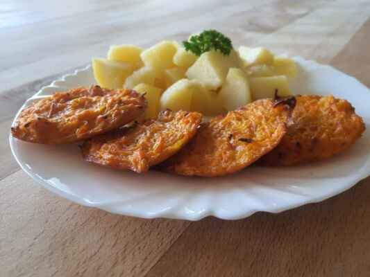 Pečené mrkvové placičky, vařené brambory s máslem 23.3. 2022
