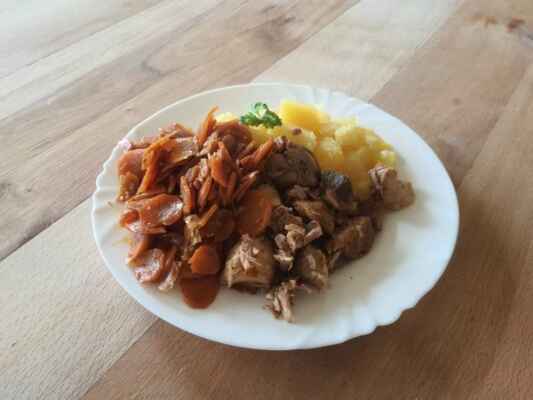 Pečené vepřové maso, mrkvový perkelt, vařené brambory   2.5.2022