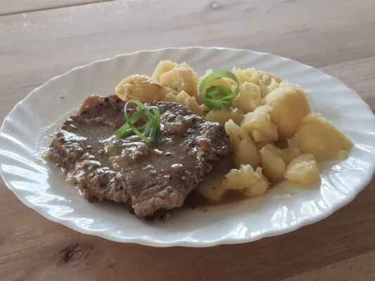 Pečené vepřové maso v medvědím česneku, vařené brambory  18.10. 2021