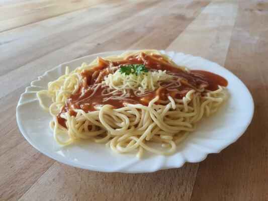 Špagety s tomatovou omáčkou a sýrem  4.5.2022