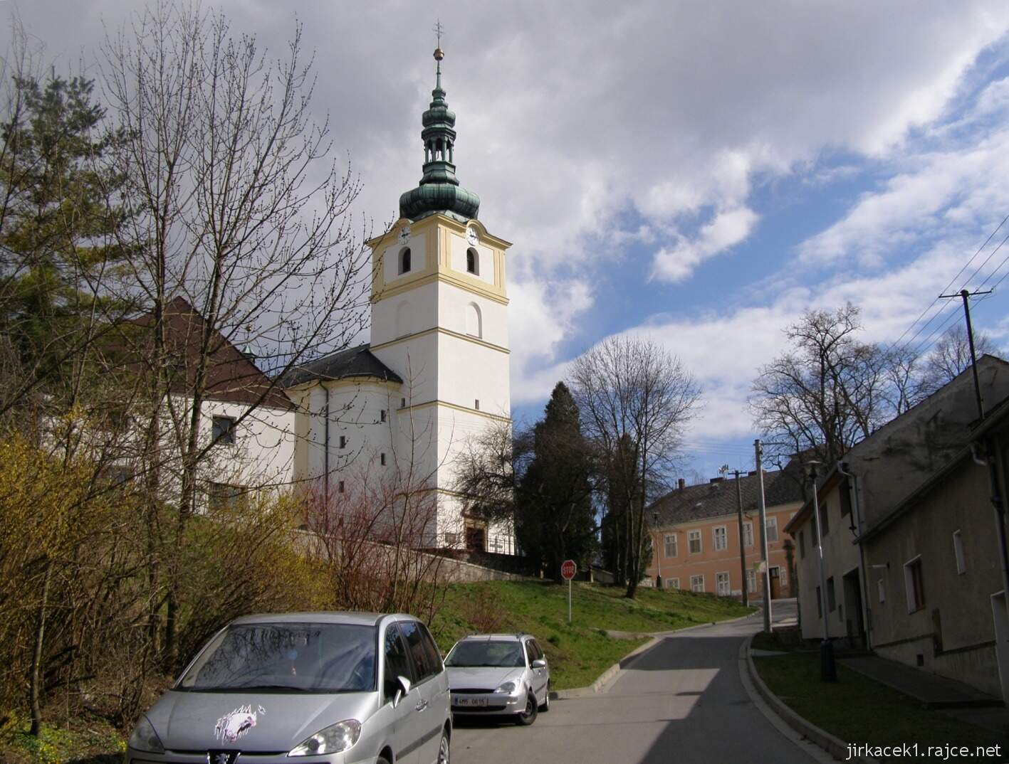 Velký Týnec - kostel Nanebevzetí Panny Marie 02 - pohled ze silnice pod kostelem
