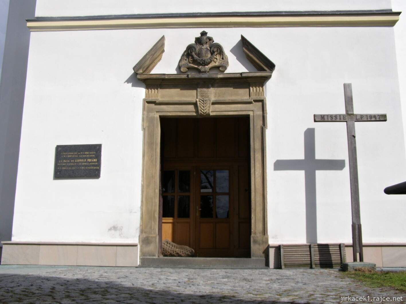 Velký Týnec - kostel Nanebevzetí Panny Marie 04 - vchod a misijní kříž