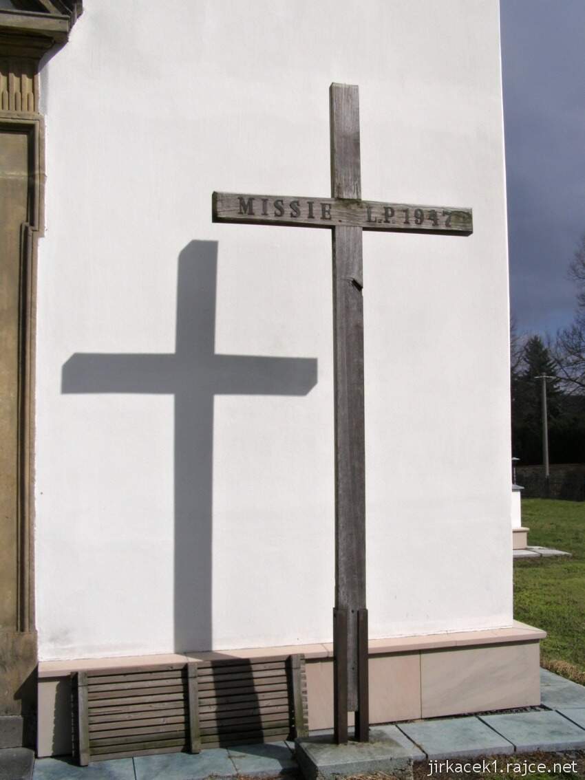 Velký Týnec - kostel Nanebevzetí Panny Marie 05 - misijní kříž