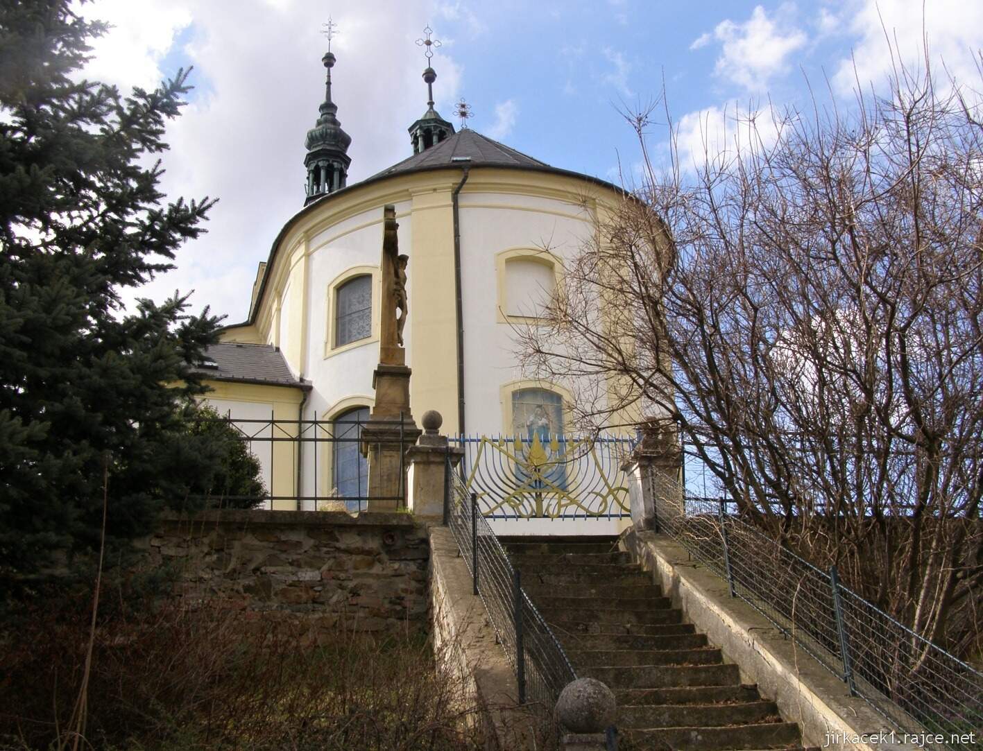 Velký Týnec - kostel Nanebevzetí Panny Marie 14 - zadní schodiště ke kostelu