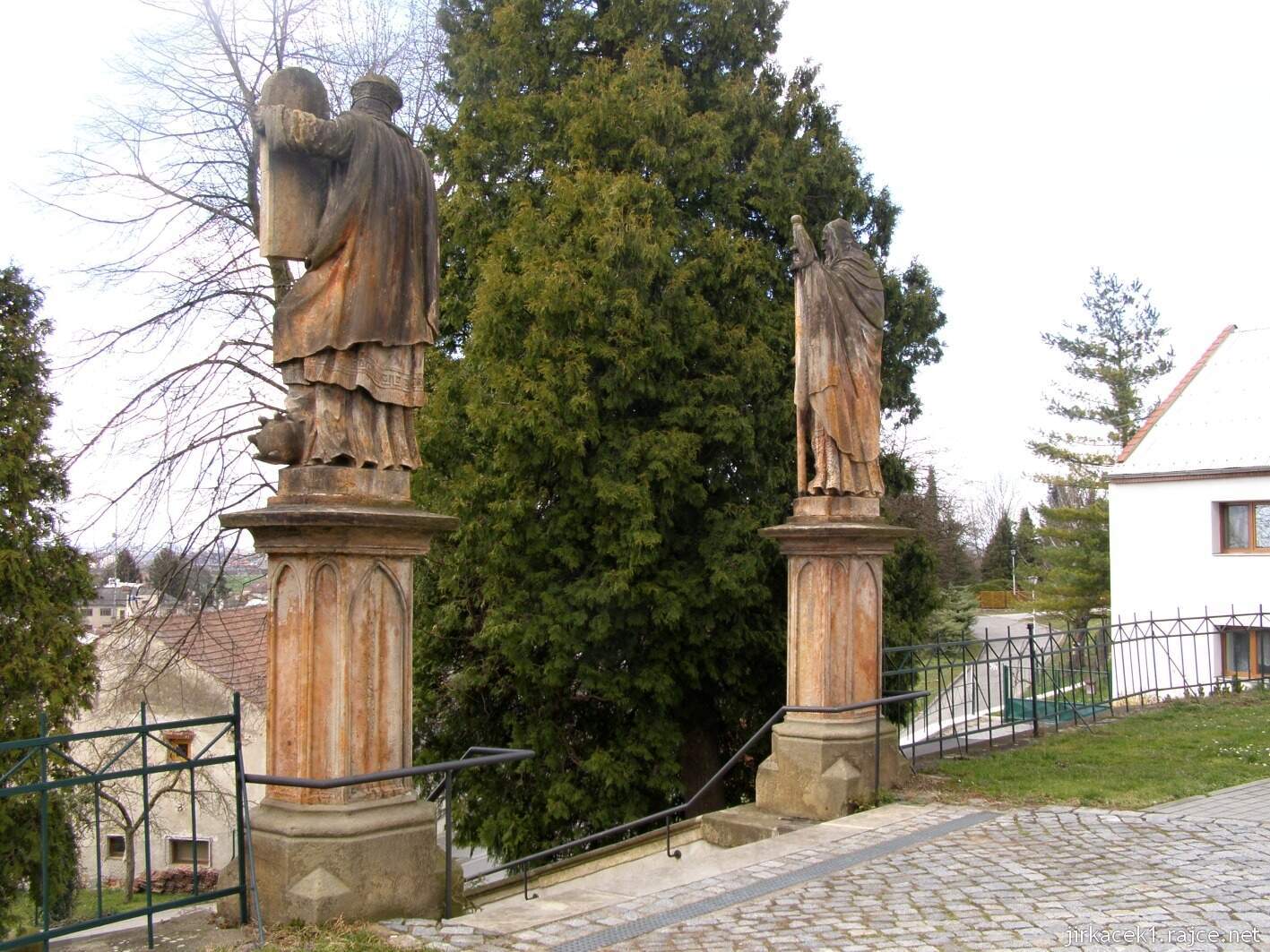 Velký Týnec - kostel Nanebevzetí Panny Marie 18 - sochy sv. Cyrila a sv. Metoděje u schodiště
