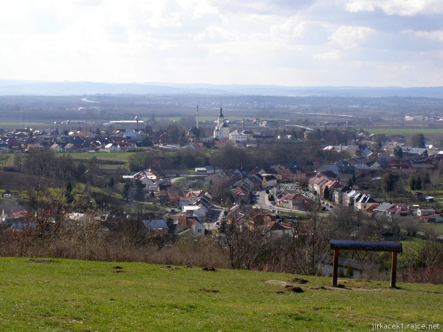 Velký Týnec - pohled na obec z kopce Hradisko