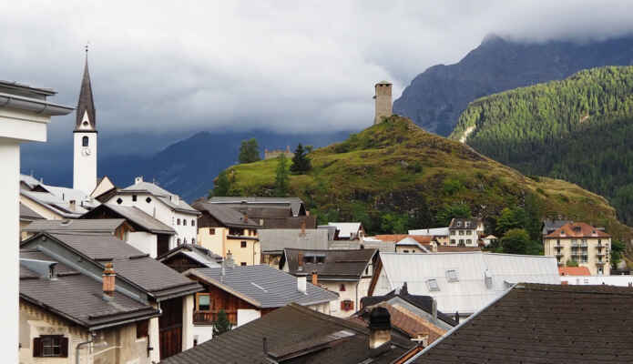 a už jsme ve Švýcarsku, vesnička Ardez, právě přestalo pršet, jdeme na obhlídku