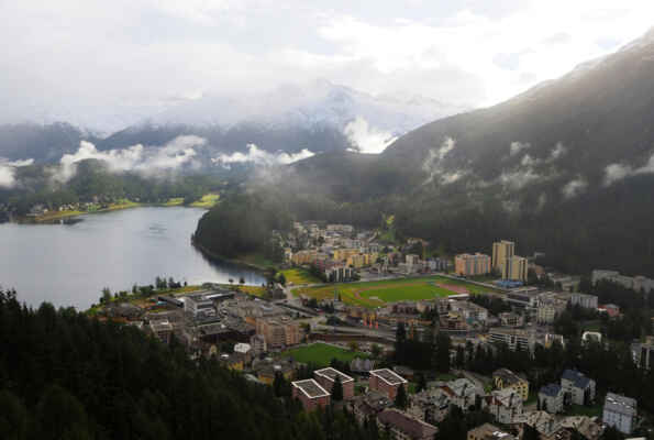 Sankt Moritz a jezero shora