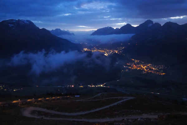 noční Sankt Moritz; my zítra odjíždíme, mraky přicházejí ...