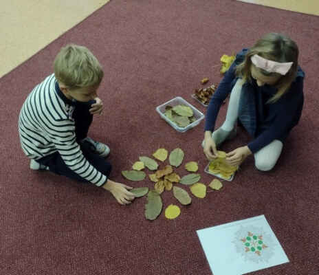 ZŠ a MŠ Prosenice - školní družina - Děti si zahrály pexeso z přírodnin, vymalovaly listové mandaly, které následně i seskládaly z nasbíraného listí. Bavily se i při tvoření myšlenkových map.
Těšíme se na další kolo.