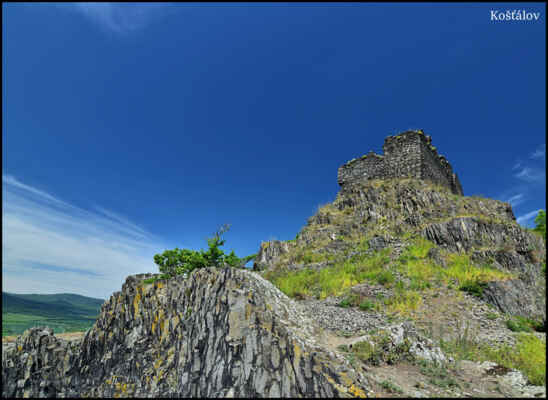 Středohoří - Zříceniny Košťálova z rozpálených skal pod vrcholem kopce..