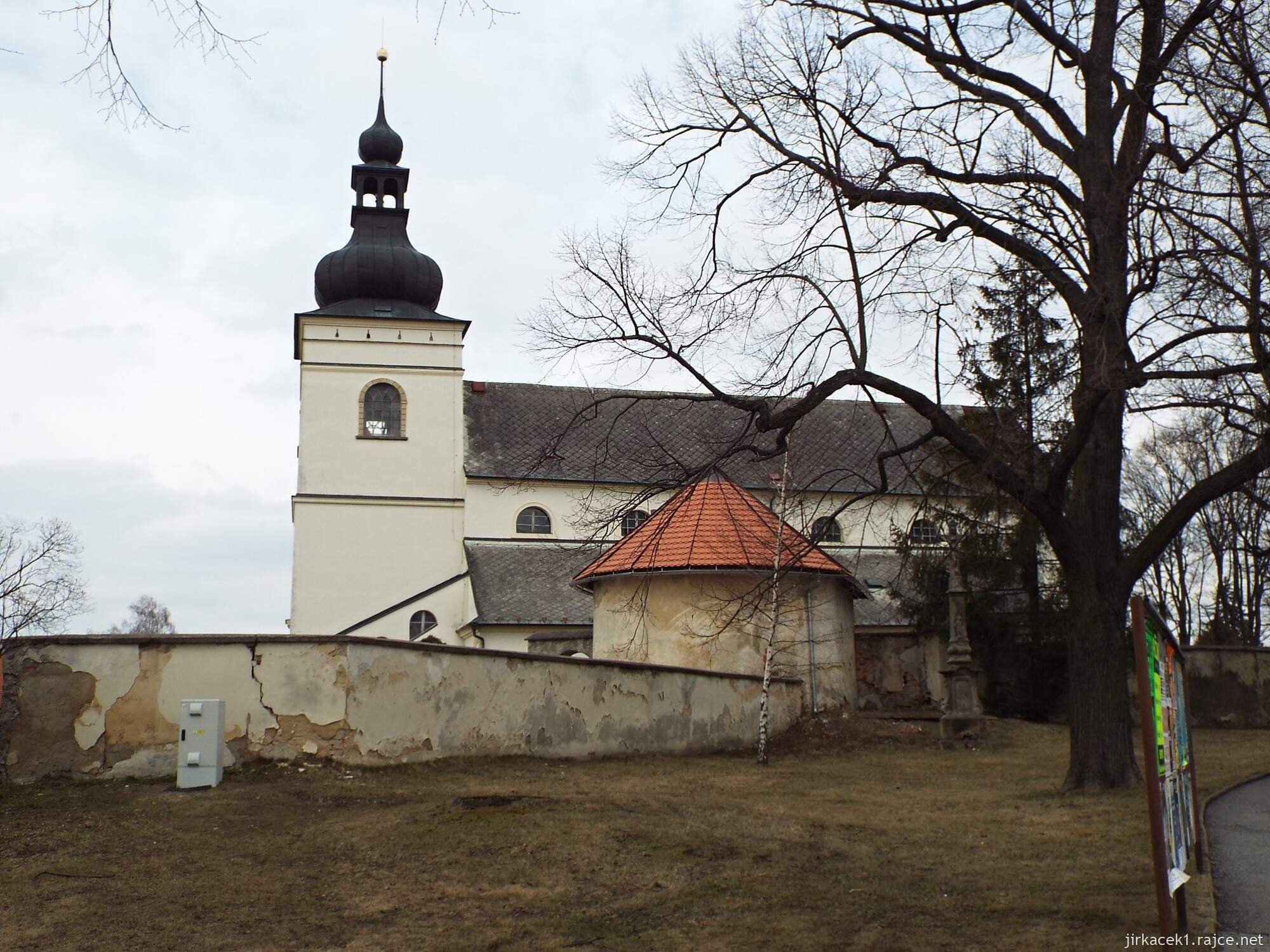 45 - Svitavy - Kostel sv. Jiljí 02 - kostel a kostnice u zdi