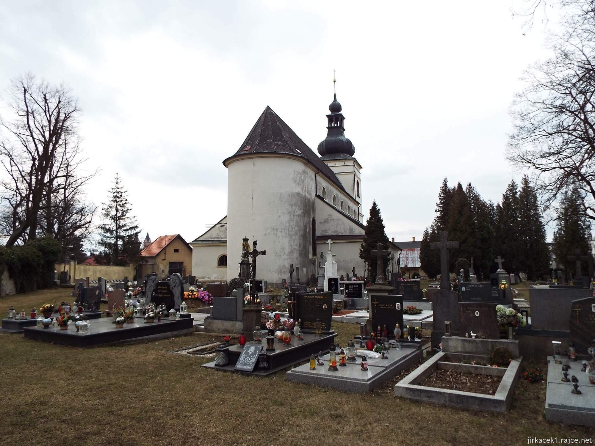 45 - Svitavy - Kostel sv. Jiljí 09 - zadní pohled a hroby na hřbitově
