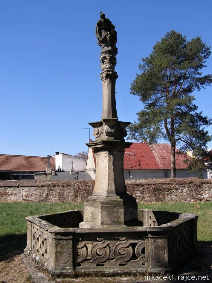 Hulín - Kostel sv. Václava v roce 2012 - sousoší svaté Trojice bez tří soch světců, později zkompletovaná a přemístěná na náměstí Míru