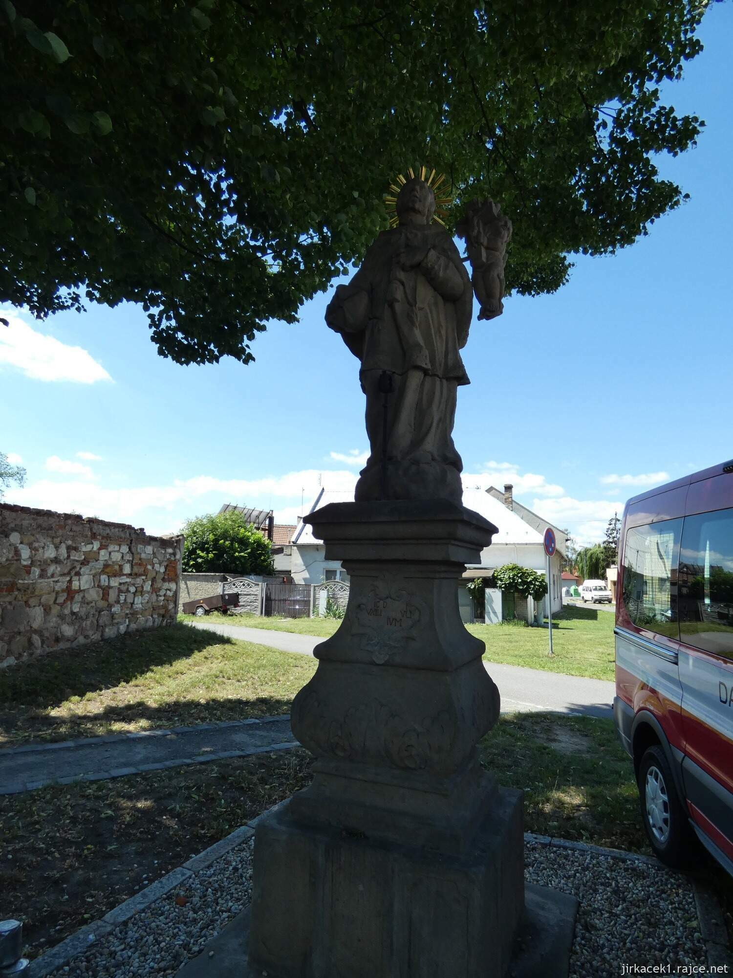 D - Hulín - Kostel sv. Václava 007 - socha sv. Jana Nepomuckého I
