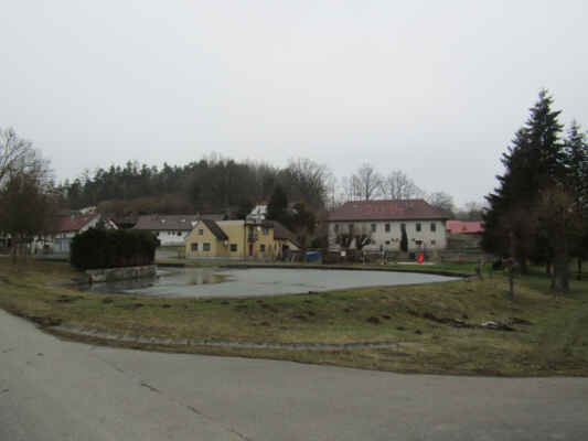 Náves ve Čmelínech - První písemná zpráva pochází z roku 1384. Obec se nachází v nadmořské výšce 444 metrů. Na území žije 120 obyvatel.Čmelíny jsou propojeny s obcí Váska.